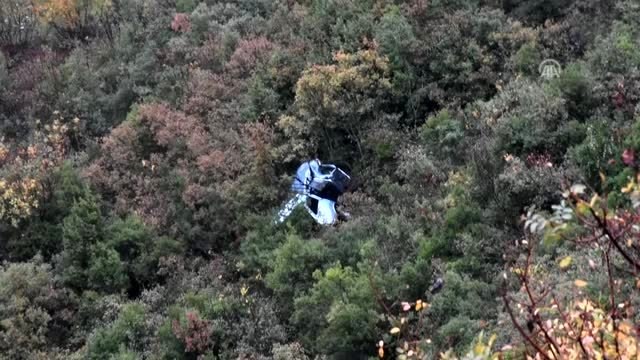 Uçuruma sürüklenen otomobilden atlayarak kurtuldular