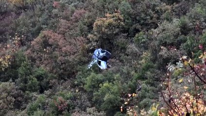 Film gibi: İki arkadaş, uçuruma sürüklenen araçtan atlayarak kurtuldu