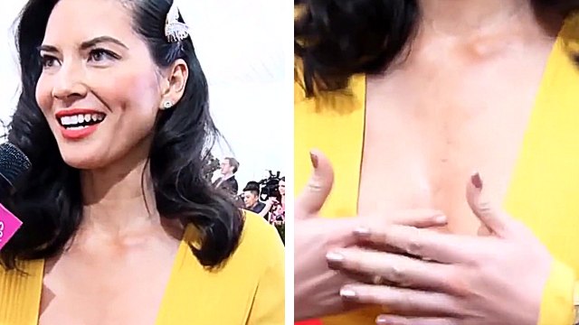 Un cameraman tape un gros zoom sur le décolleté d'une actrice pendant une interview