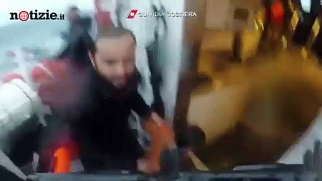 Naufragio Lampedusa, salvata una bimba da parte della Guardia Costiera: il video | Notizie.it