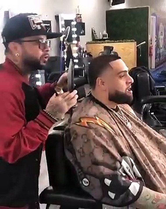 Un couple se dispute dans un salon de coiffure à cause du gars qui a pris en photo les fesses d’une serveuse portant une lingerie sexy.