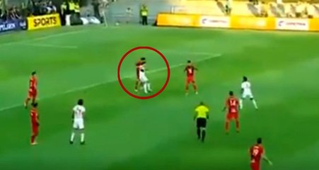 Maç oynanırken rakibinin kafasını ısırdı!