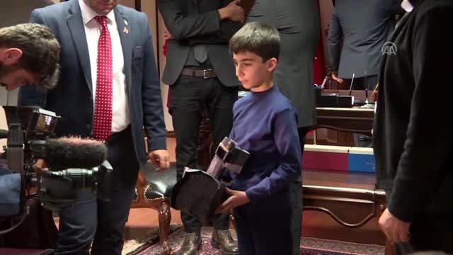 Bakan Ersoy, kartondan yaptığı kamera ile çekimler yapan öğrenciye gerçek kamera hediye etti