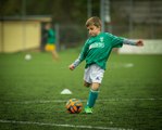 Cracks: las 10 formas diferentes que tiene este niño de levantar un balón