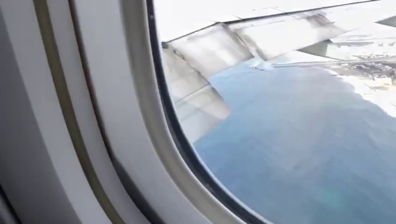 En filmant sa fille ce papa se rend compte que le réacteur de l'avion crache des flammes