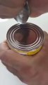 Il vous montre comment ouvrir une boîte de conserve avec une cuillère