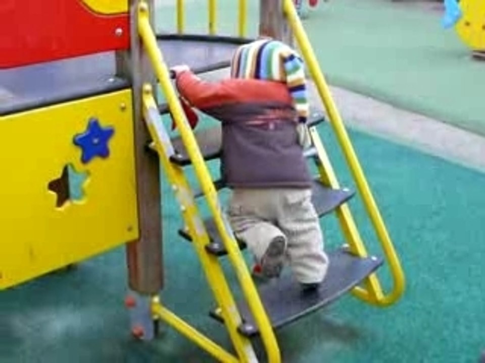 Axel 13 mois Toboggan