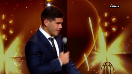 Filimo Taofifenua reçoit le trophée de Meilleur joueur de Pro D2