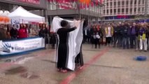 Bu kez şiddete uğrayan kadınları için performans sergilediler