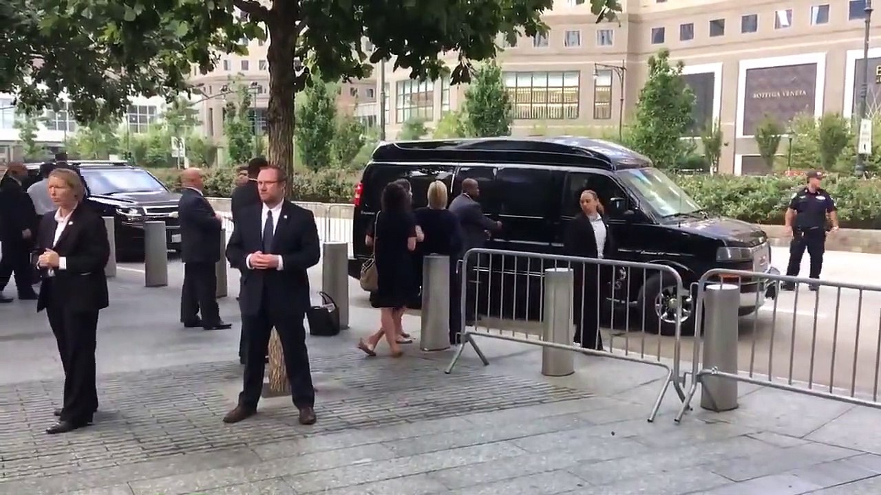 ¿Qué es este misterioso objeto que se le cae a Hillary Clinton al desmayarse?