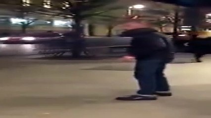 El refugiado salido acosa a la rubia y una señora vengadora le pone 'calentito'