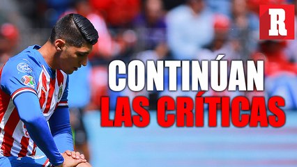 Carlos Santos arremete contra Alan Pulido