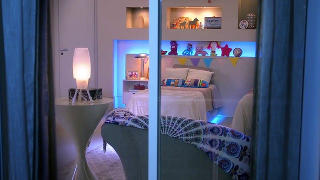 Luísa chora e é consolada por Poliana | As Aventuras de Poliana