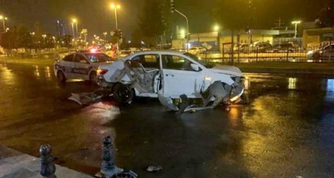 Dur ihtarına uymayan şüphelilerin bulunduğu araç kaza yaptı: Yaya olarak kaçan üç kişi aranıyor