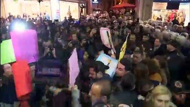 شاهد: الشرطة التركية تستخدم قنابل الغاز والرصاص المطاطي لتفريق تظاهرة نسائية في إسطنبول