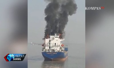Kapal Kargo Terbakar di Perairan Gresik