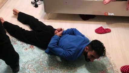 Narkotik operasyonu kamerada... Yatakta yakalanan torbacının üzerinden çok sayıda satışa hazırı uyuşturucu çıktı
