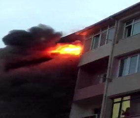 Yanan evden kopan parça itfaiyecinin başına düştü