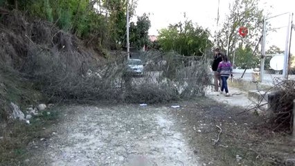"Tapulu yerim" dediği yolu tel örgüyle trafiğe kapattı