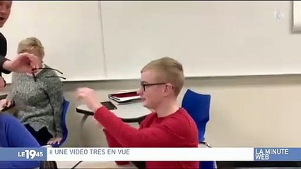 Télécharger la video: Etats-Unis: Un daltonien de 12 ans voit les couleurs pour la première fois grâce à une paire de lunettes