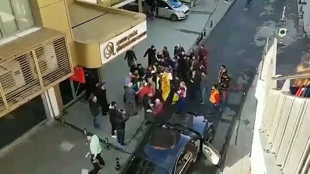 Patron Adem Çelik, haklarını alamadıkları gerekçesiyle eylem yapan işçilerin üzerine arabasını sürdü