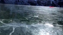Şırnak buz tutan gölün üzerinde hatıra fotoğrafı