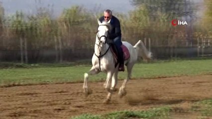 Ata binen Manisa Valisi usta binicileri aratmadı
