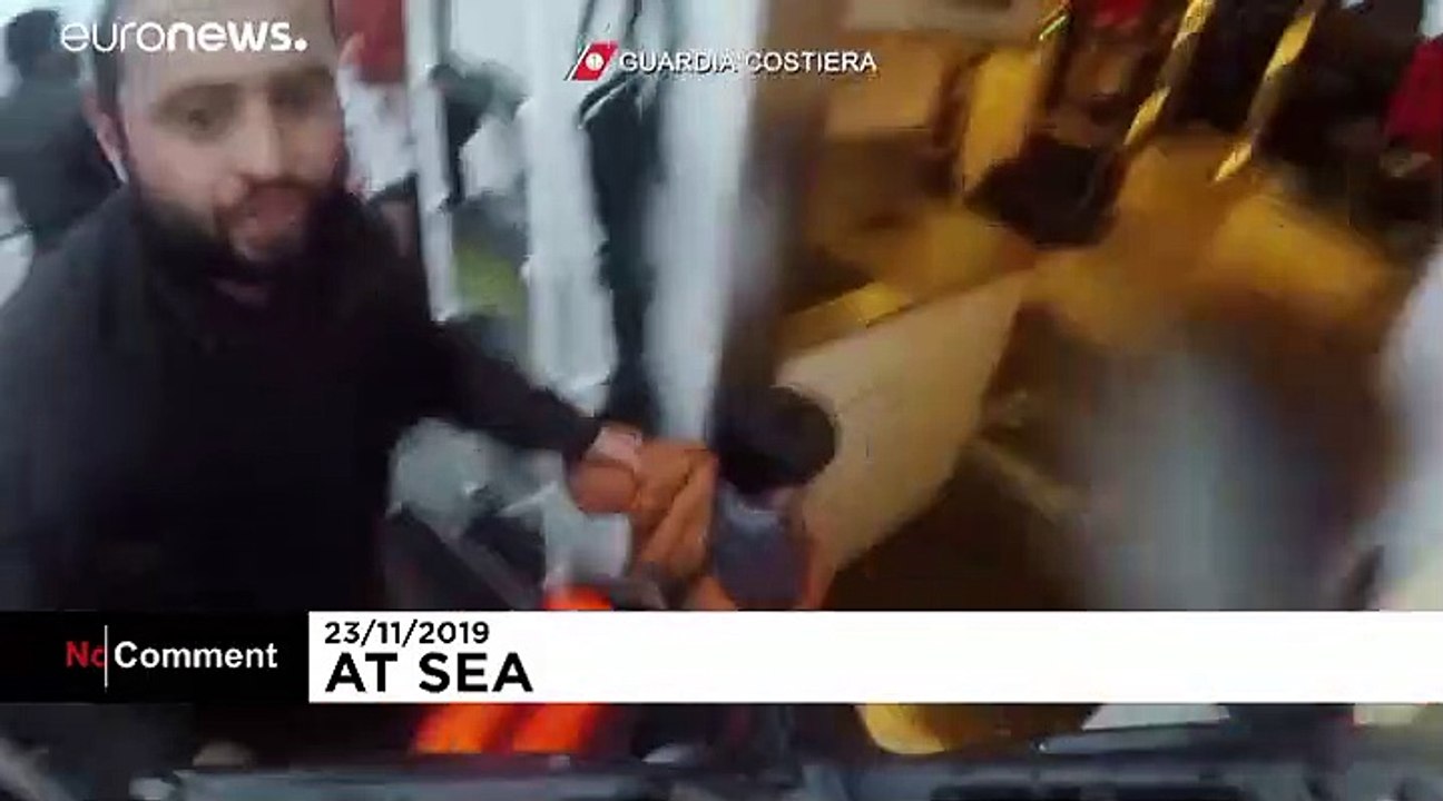 عملیات نجات دختربچه سرگردان در دریای طوفانی