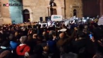 Sardine a Parma: la piazza canta Bella Ciao e l'Inno di Mameli | Notizie.it