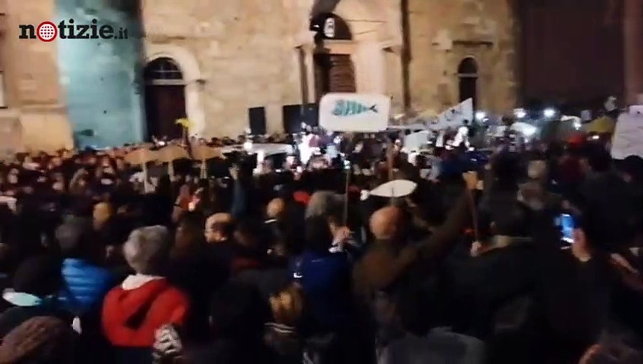 Sardine a Parma: la piazza canta Bella Ciao e l'Inno di Mameli | Notizie.it