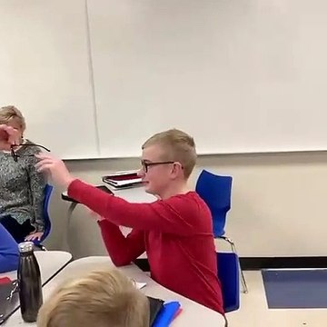 Il voit les couleurs pour la première fois de sa vie et c'est grâce à la directrice de son école