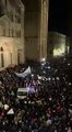 Parma - Le sardine invadono piazza Duomo e cantano l-inno nazionale (25.11.19)