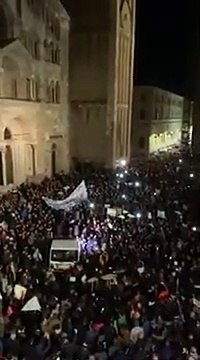 Parma - Le sardine invadono piazza Duomo e cantano l-inno nazionale (25.11.19)