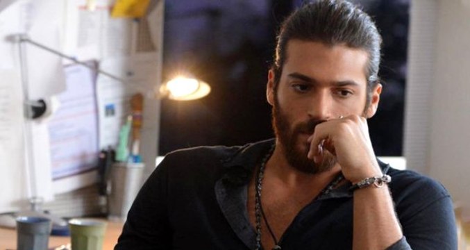 Oyuncu Can Yaman, kendisine hakaret ve küfür eden takipçisinin mesajını ifşa etti
