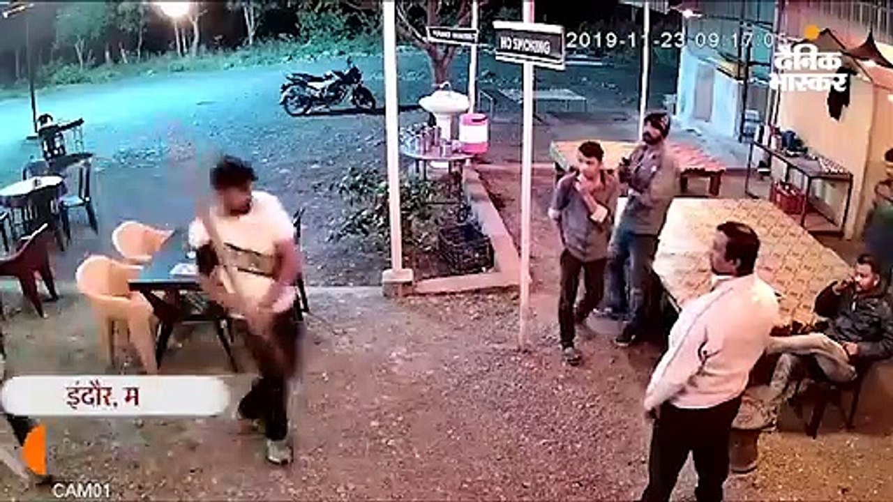 शराब पीने से मना किया ताे युवकों ने ढाबा संचालक को पीटा, सीसीटीवी में पत्थर मारते दिखे