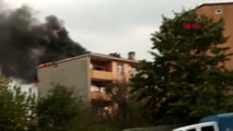 Arnavutköy'de binanın çatısı alev alev yandı