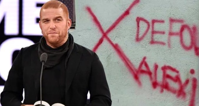 Şarkıcı Gökhan Özoğuz, Alevi ailenin duvarına Defol yazılmasına tepki gösterdi