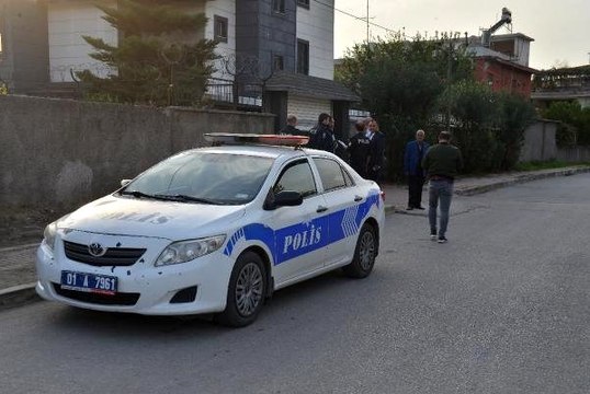 Boğazından bıçaklanan kadın, ambulansta eşinin saldırdığını söylemiş