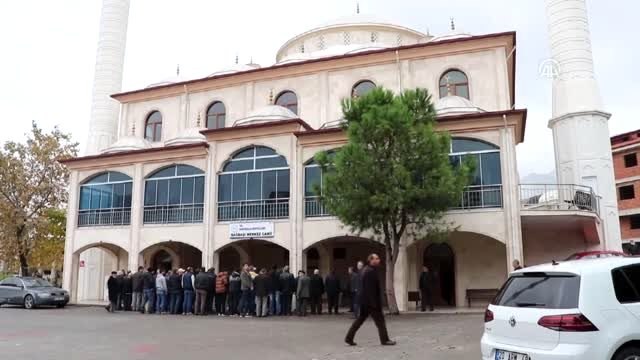 Acil servis bekleme salonunda ölü bulunan kişinin cenazesi toprağa verildi