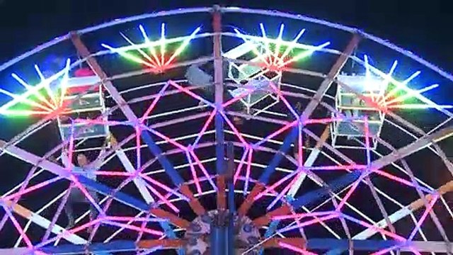 En Birmanie, les grandes roues des fêtes foraines tournent sans moteur, actionnées par des voltigeurs