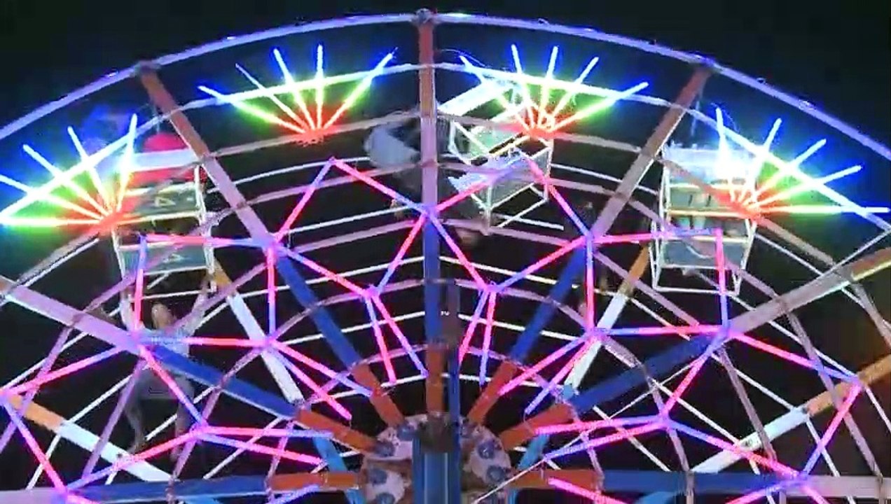 En Birmanie, les grandes roues des fêtes foraines tournent sans moteur, actionnées par des voltigeurs