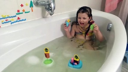 Sophia Brincando  na Banheira