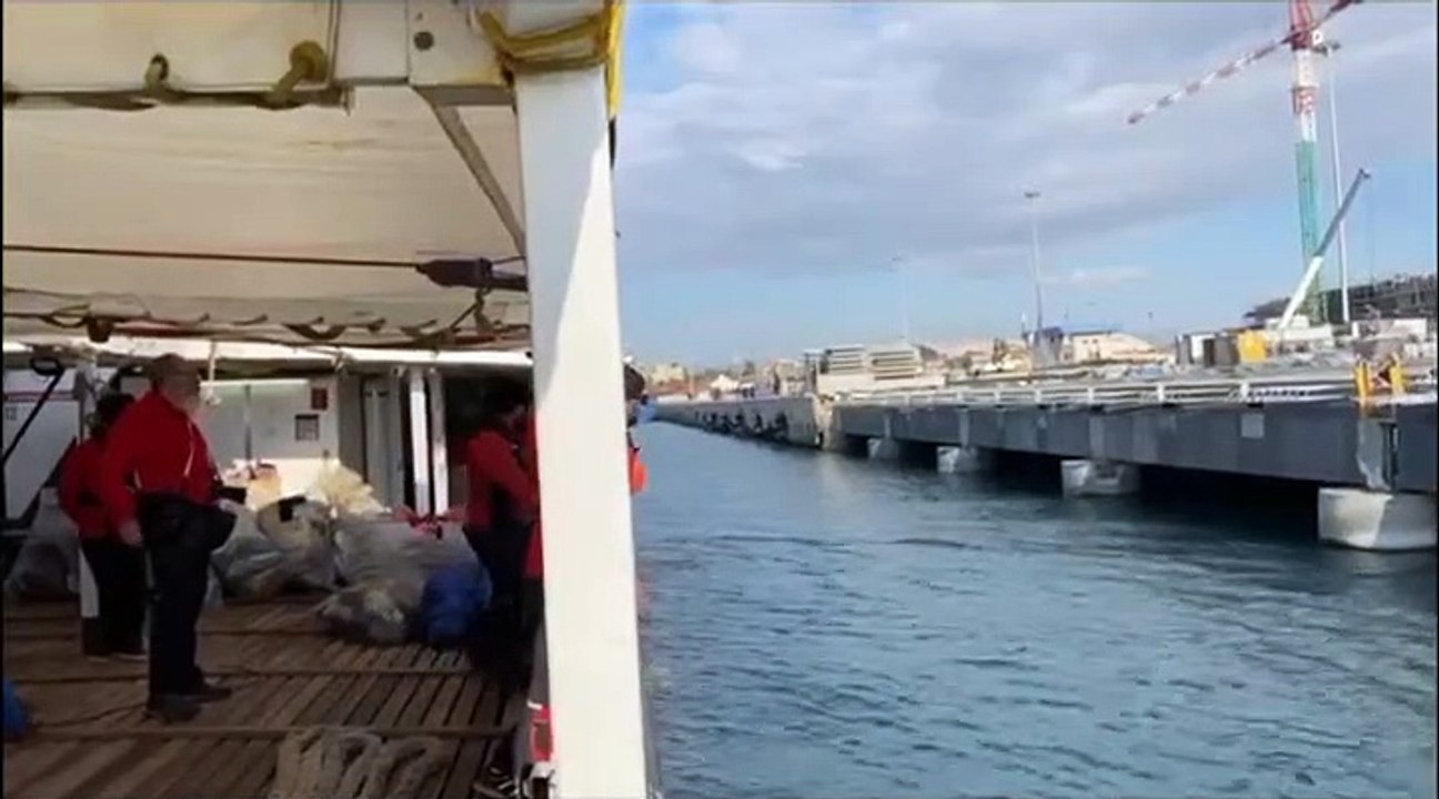 'Open Arms': Migranten gehen in Tarent an Land