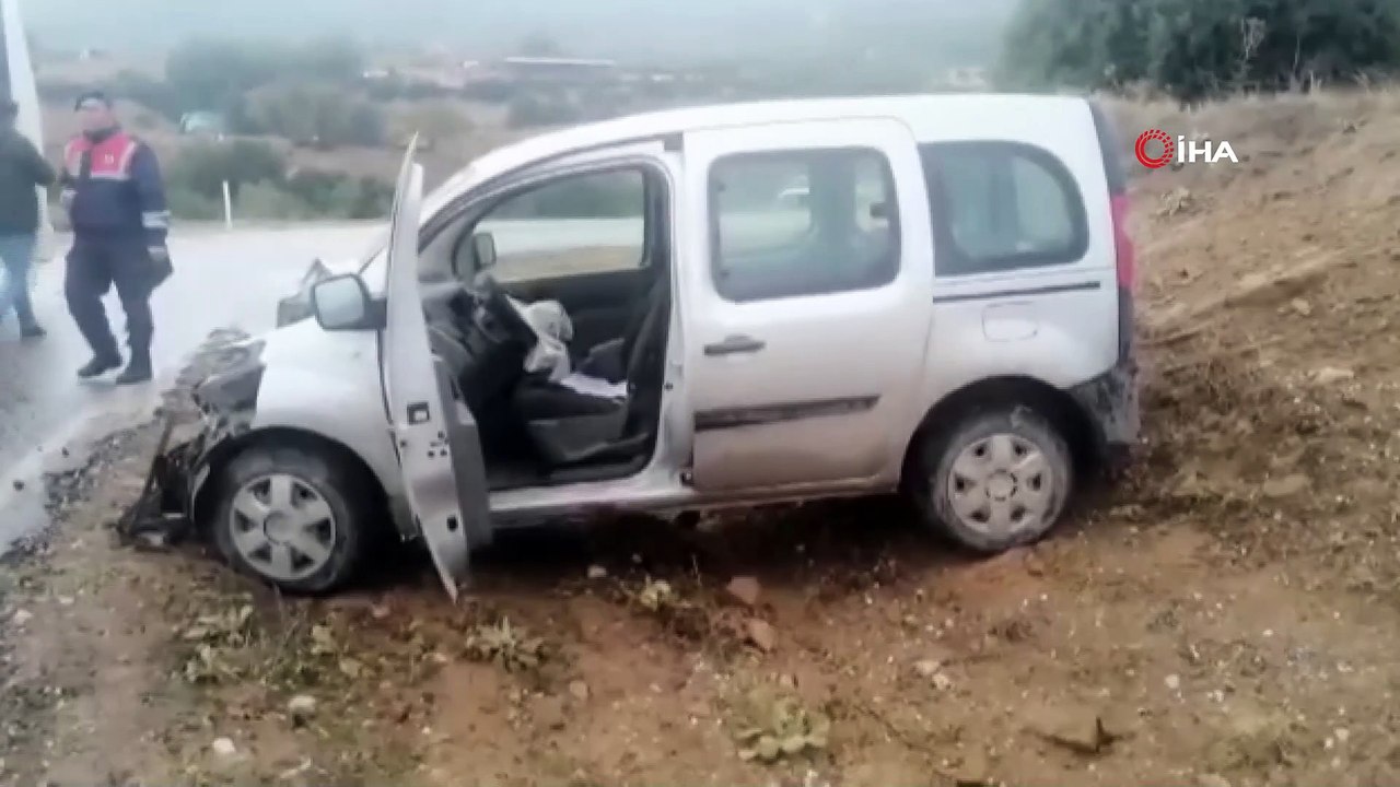 Midibüs ile hafif ticari araç kafa kafaya çarpıştı: 1 yaralı