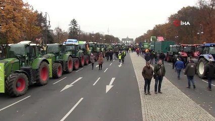 Berlin sokaklarında traktörlü çiftçi protestosu