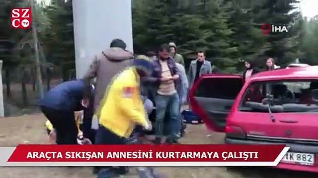 Araçta sıkışan annesini kurtarmaya çalıştı, o anlar kameraya yansıdı