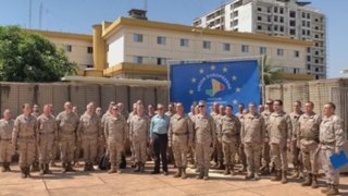 Militares españoles guardan en Bamako un minuto de silencio por los franceses