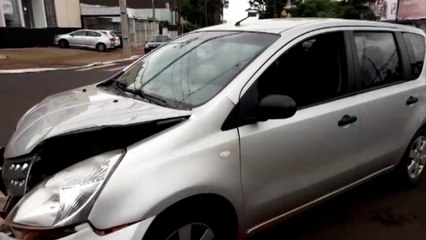 Carros batem em cruzamento com semáforo