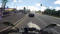Voici ce qui arrive quand un motard est distrait par des femmes sur son chemin.