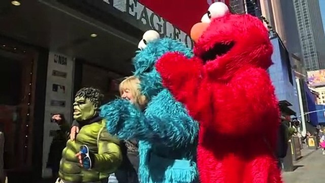 التنكر بزي شخصيات كرتونية مهنة مثيرة للجدل في ساحة تايمز سكوير